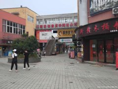 旅游商贸学院内宿舍楼下通天街口餐饮店转让