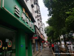 东湖区樟树林一家位置显眼餐饮店转让，日营业2000