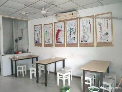 绿地外滩公馆十字路口一家餐饮店对外低 价转让
