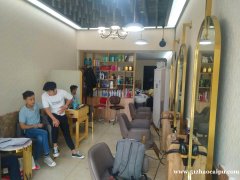 红谷世纪花园绿茵路地铁站4号口旁美发店转让，月营4万