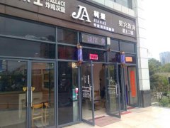 红谷世纪花园绿茵路地铁站4号口旁美发店转让，月营4万