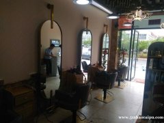 红谷世纪花园绿茵路地铁站4号口旁美发店转让，月营4万