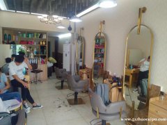 红谷世纪花园绿茵路地铁站4号口旁美发店转让，月营4万