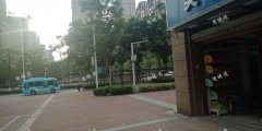 绿地悦城F区店面转让，双门头全景玻璃