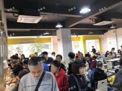 信息大厦楼下餐饮店转让，周边小区入住率高，可空转