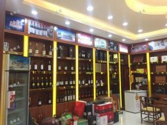 名门世家小区门口烟酒店转让，日营业额5000，急转