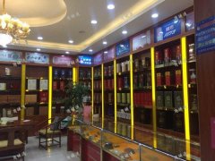 名门世家小区门口烟酒店转让，日营业额5000，急转