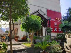 高新六路艾湖小区门口餐饮店转让，刚重新装修过