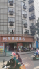 十字路口，交通便利，人流量大