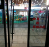 吾悦广场金街店铺，周围有学校，公寓，住宅小区包围。
