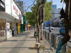 谢家村地铁口旁上海路服装店转让，人流量大，日营6千