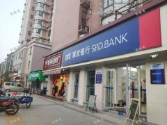 居住主题公园小区口三年服装店转，日营5千，消费能力高