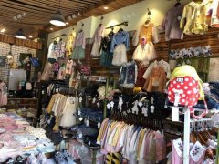 居住主题公园小区口三年服装店转，日营5千，消费能力高