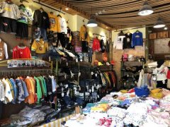 居住主题公园小区口三年服装店转，日营5千，消费能力高