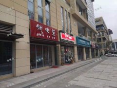 红谷滩地铁口小区门口餐饮店转让，周边都是写字楼