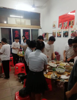 附近居民多学生也很多，