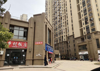 大马路旁边，小区大门口，两个小区入住百分之九十