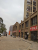 大马路旁边，小区大门口，两个小区入住百分之九十
