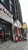 店铺位于江西科技学院南大门，周边有几个大型居民区
