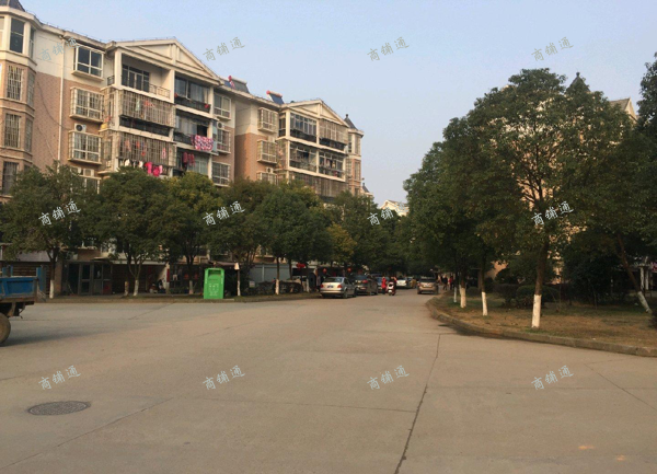 大润发附近贵都小区主干道店里出租