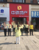 小区人比较多，交通方便
