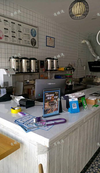 奶茶店广场正中心夏天生意正火，应本人与老婆离婚，不想经营了