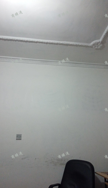 沿路旁商铺，天晟公司对面。