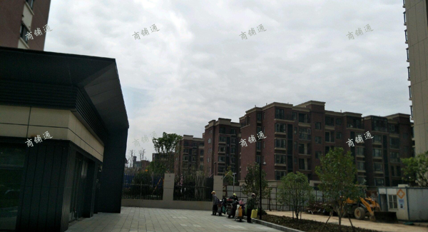 万科红墅一期出入口旁、保利心语两盘商业街中心点！