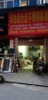 店外面是小菜市场，旁边有大型超市