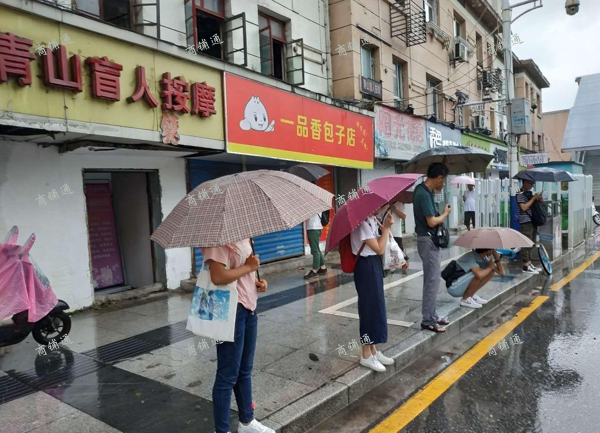 站台上，青山南路主大道边