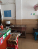 店铺两侧是学校，后面是小区，前面是化I大市场