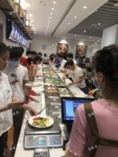 绿地集团写字楼楼下餐饮店转让，电梯直通写字楼跟酒店