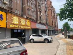 长江路地铁口凤凰花园餐饮店转让，也可出租，租金便宜