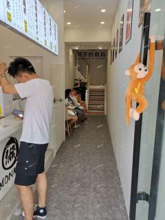 王府井主干道沿街商铺整体出租，位置好