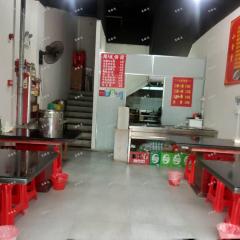 力高滨湖国际旁有一餐饮店对外转，日营业额4000