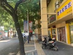 江大南路服装店转让，可空转，周边多所学校与医院