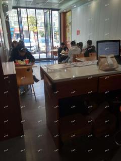 江西财经大学蛟桥校区旁，餐饮店转让，周边有3所大学