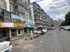 解放西路明轩家园餐饮店转让，可住人，房租便宜