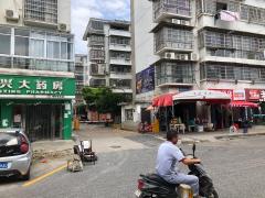 解放西路明轩家园餐饮店转让，可住人，房租便宜