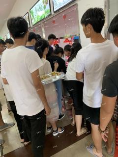 南昌理工学院英雄主校区荷花食堂档口招租，有多间