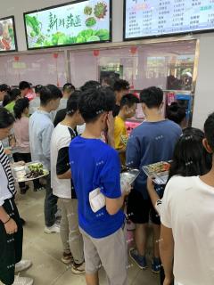 南昌理工学院英雄主校区荷花食堂档口招租，有多间