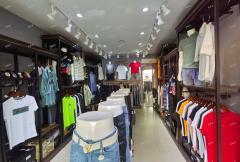 上海路辛家庵地铁口H潮购物广场服装店转让，可空转