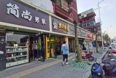 上海路辛家庵地铁口H潮购物广场服装店转让，可空转