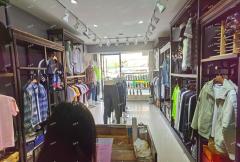 上海路辛家庵地铁口H潮购物广场服装店转让，可空转