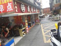 爱国路小区门口第一家餐饮店转让，周边没有餐饮店