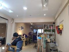 红原星城小区大门口美发店转让，可空转，适合多行业