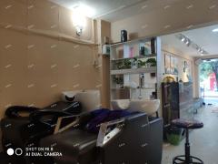 红原星城小区大门口美发店转让，可空转，适合多行业