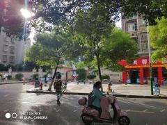 红原星城小区大门口美发店转让，可空转，适合多行业