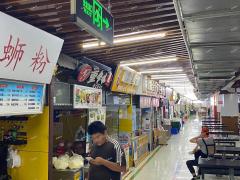 理工大北门亿丰大厦2楼重庆小面带租转让，营业额1200/日
