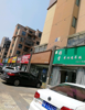 (出租) 该店铺面宽，四四方方的。门口有停车位
